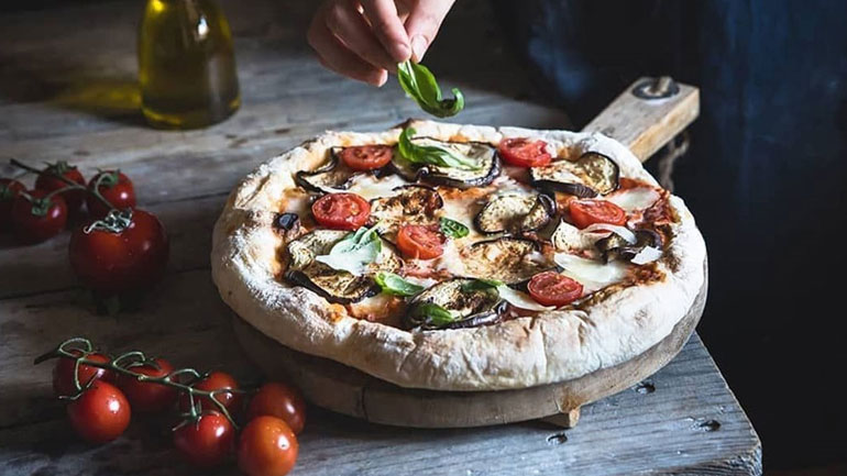 Homemade pizza parmigiana με σάλτσα μελιτζάνας