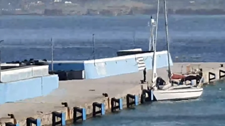 Το σκάφος με τους Τούρκους που ζητούν άσυλο ενώ μπαίνει στο λιμάνι Σητείας