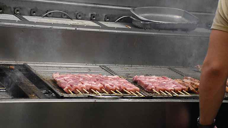 Σέρρες: Άνοιξαν ψητοπωλείο και σέρβιραν πελάτες – «Καμπάνες» και συλλήψεις από την ΕΛ.ΑΣ.