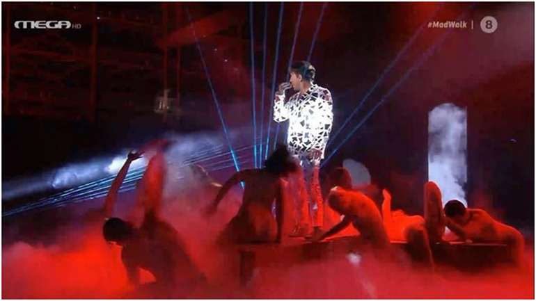 H ανατρεπτική εμφάνιση του Γιώργου Μαζωνάκη σε event μουσικής & μόδας