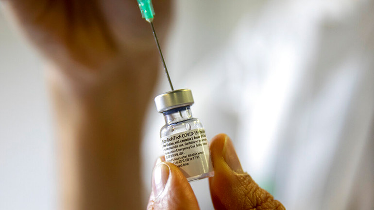 Το Λονδίνο συγκέντρωσε ένα δισεκατομμύριο δολάρια για τη διανομή του εμβολίου στις αναπτυσσόμενες χώρες