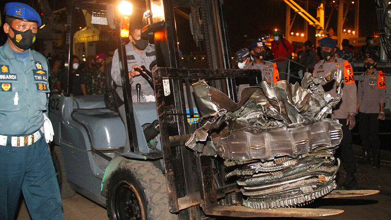 Ινδονησία: Δύτες θα ανασύρουν τα μαύρα κουτιά του αεροπλάνου που κατέπεσε στη θάλασσα