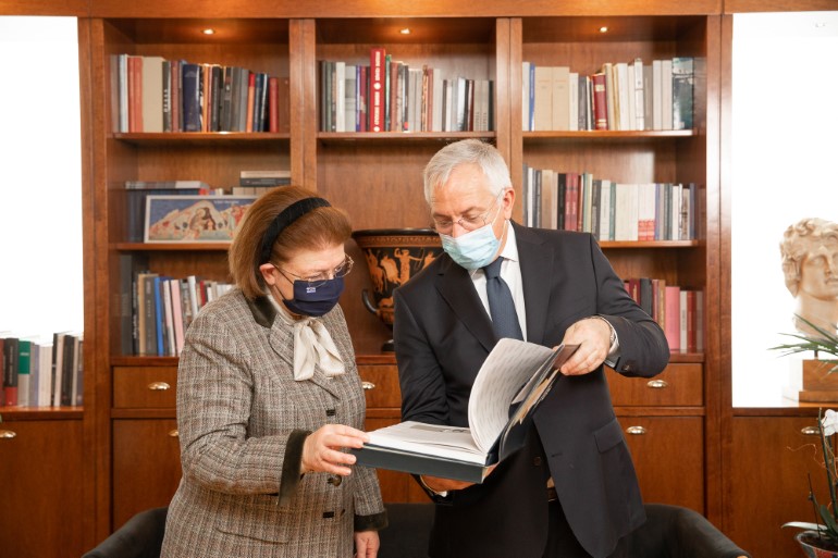 Συνάντηση της Υπουργού Πολιτισμού & Αθλητισμού κας Λίνας Μενδώνη με τον Πρόεδρο και Διευθύνοντα Σύμβουλο του ΟΤΕ κ. Μιχάλη Τσαμάζ για την υπογραφή της επέκτασης του μνημονίου συνεργασίας για την παροχή δωρεάν WiFi σε αρχαιολογικούς χώρους και μουσεία της Ελλάδας από την COSMOTE