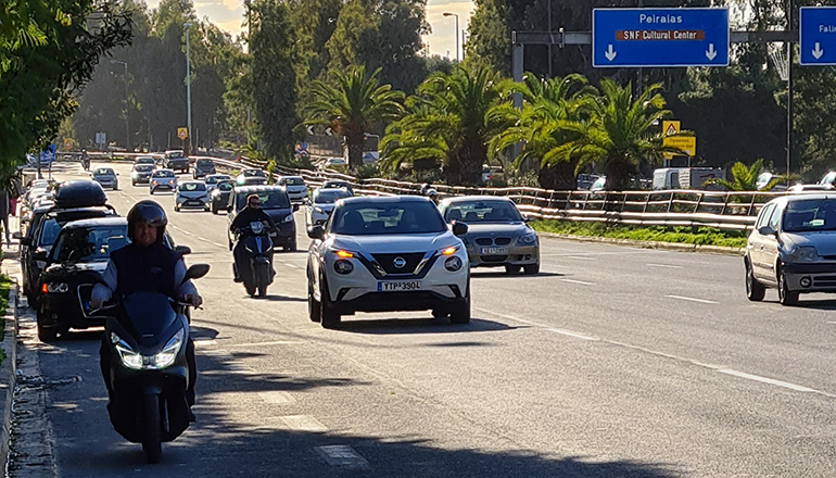 Η κίνηση στους δρόμους παραμένει μεγάλη παρά το Lockdown...