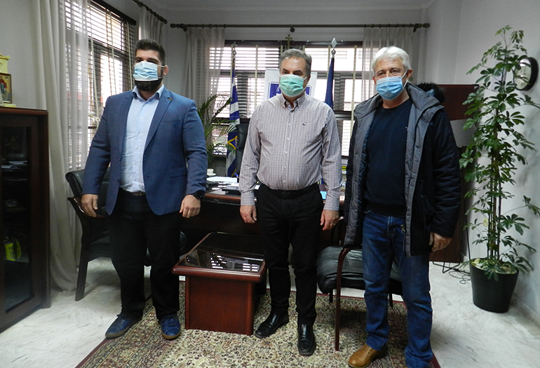 Αναμνηστική φωτογραφία στα γραφεία  του Δήμου Νέας Προποντίδας