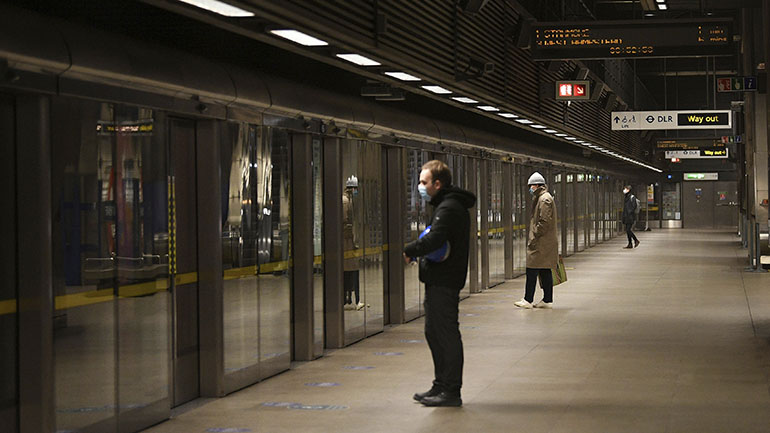 Επιδημιολόγος πιστεύει ότι η Γαλλία θα πρέπει να εξετάσει το κλείσιμο των συνόρων της με το Ηνωμένο Βασίλειο