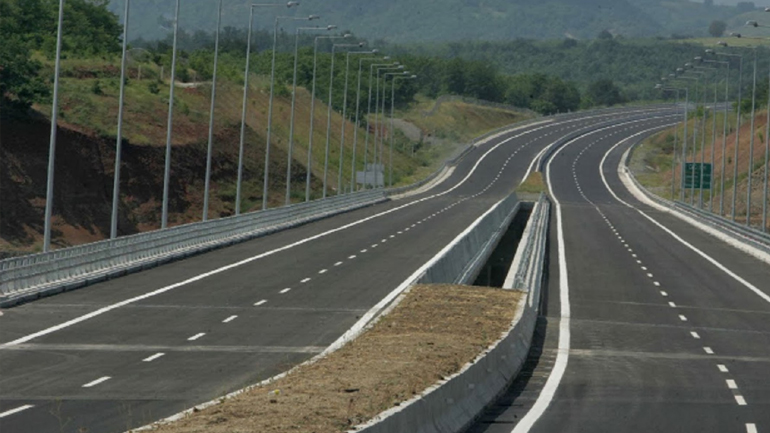 Δίπλωσε νταλίκα στην Εγνατία Οδό λόγω ισχυρών ανέμων