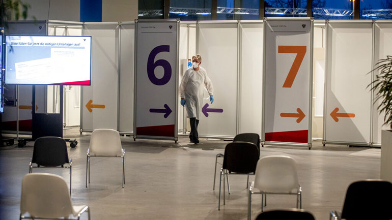 Έλλειψη εμβολίων και άδεια κέντρα εμβολιασμού στη Γερμανία