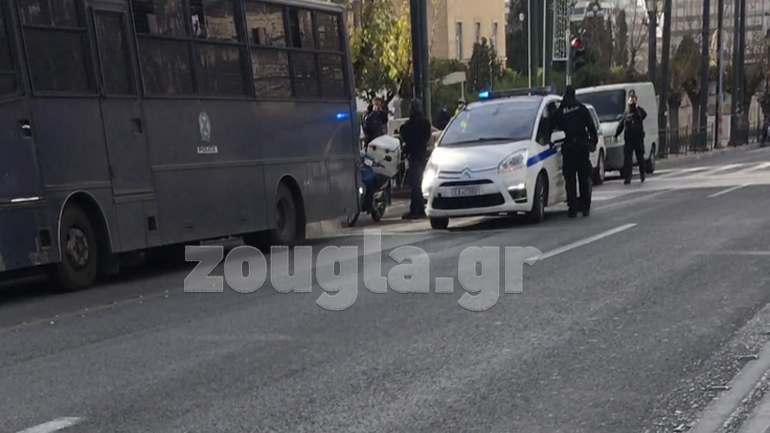 Άνδρας πέταξε μπουκάλι στη Βουλή και συνελήφθη