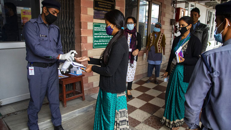 Χιλιάδες τα νέα κρούσματα στην Ινδία