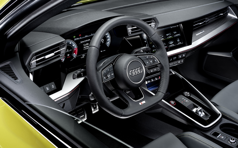 Το κουμπί εκκίνησης του κινητήρα βρίσκεται στην κονσόλα - εκεί που είναι και ο μοχλός του κιβωτίου ταχυτήτων