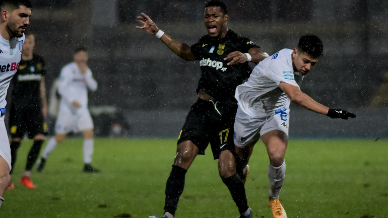 Μάντζιος: «Δεν μπορείς να παίξεις ποδόσφαιρο σε τέτοιο γήπεδο»