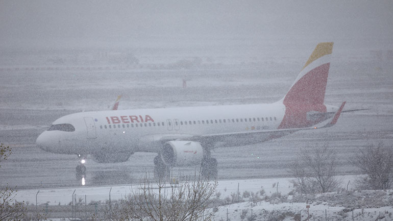 Ισπανία: Το αεροδρόμιο της Μαδρίτης επανέρχεται στα κανονικά επίπεδα λειτουργίας μετά τη χιονόπτωση