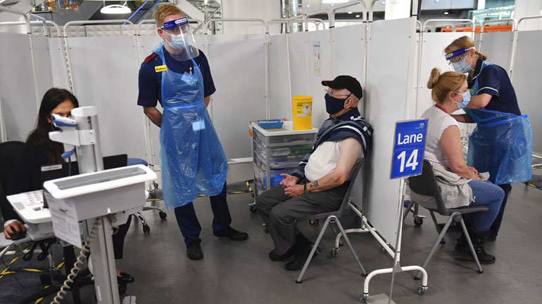 Επτά κέντρα μαζικού εμβολιασμού άνοιξαν στην Αγγλία