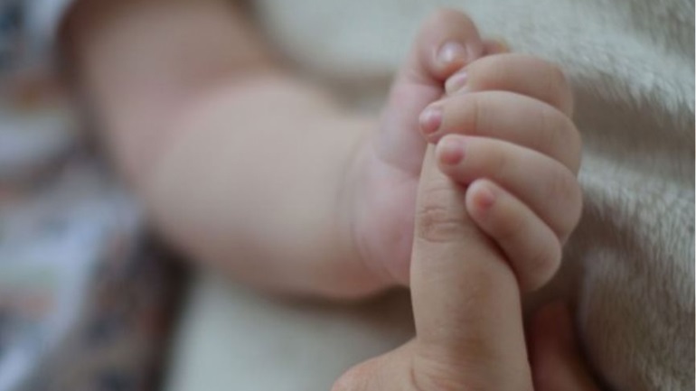 Χονγκ Κονγκ: Γυναίκα αυτοκτόνησε αγκαλιά με το παιδί της