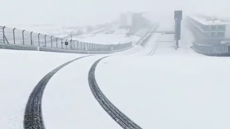 Πίστα της F1 καλύφθηκε από το χιόνι! Πίστα της F1 καλύφθηκε από το χιόνι!