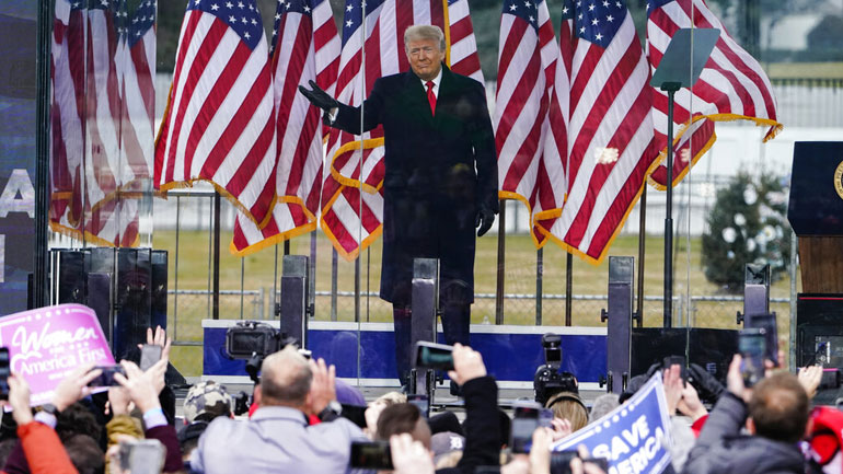 Ο Ντόναλντ Τραμπ διατείνεται ότι την εισβολή στο Καπιτώλιο την έκαναν «αντιφασίστες» Ο Ντόναλντ Τραμπ διατείνεται ότι την εισβολή στο Καπιτώλιο την έκαναν «αντιφασίστες»