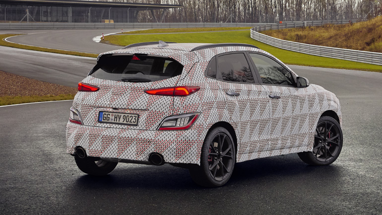 Χαμηλωμένο αμάξωμα, διπλές απολήξεις της εξάτμισης και διαχύτης