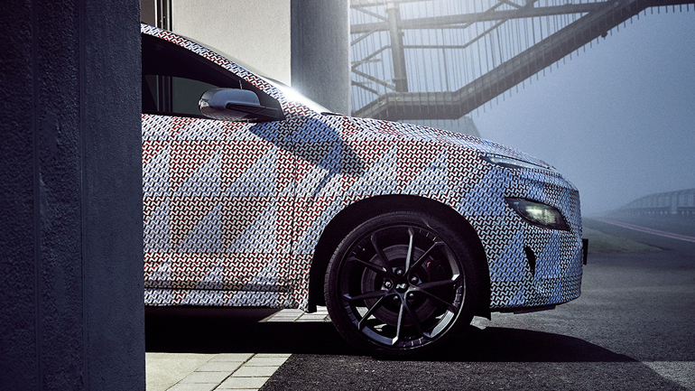 Σκούρες ζάντες, μεγάλα φρένα και δαγκάνες με το σήμα Ν