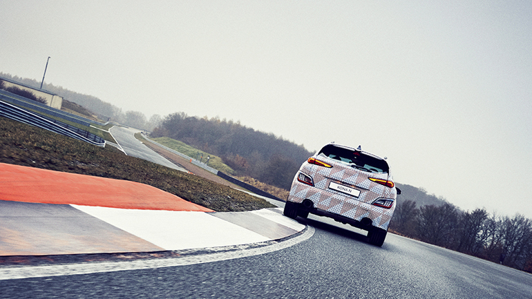 Στην άσφαλτο όμως και ειδικά σε πίστα βρίσκεται στο στοιχείο του