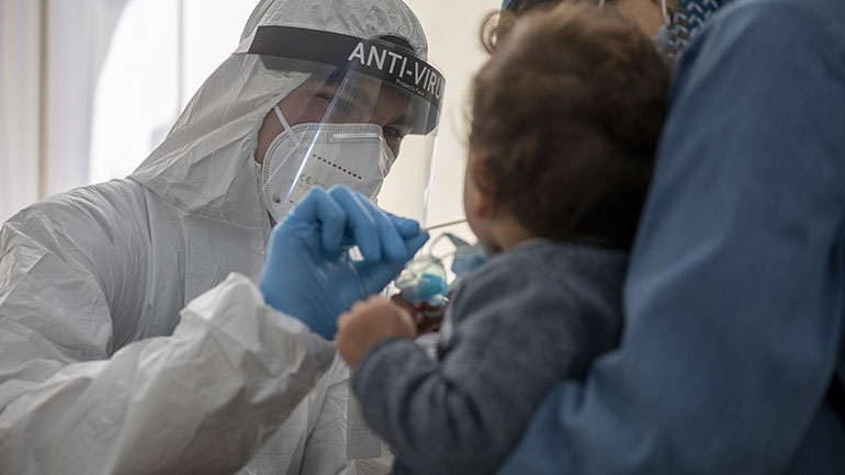 Το σάλιο αποκαλύπτει με μεγαλύτερη ακρίβεια το ιικό φορτίο ενός ανθρώπου από ό,τι το ρινοφαρυγγικό δείγμα