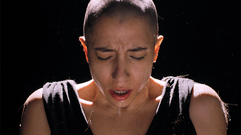 Τραγουδίστρια ξυρίζει on camera το κεφάλι της για καλό σκοπό