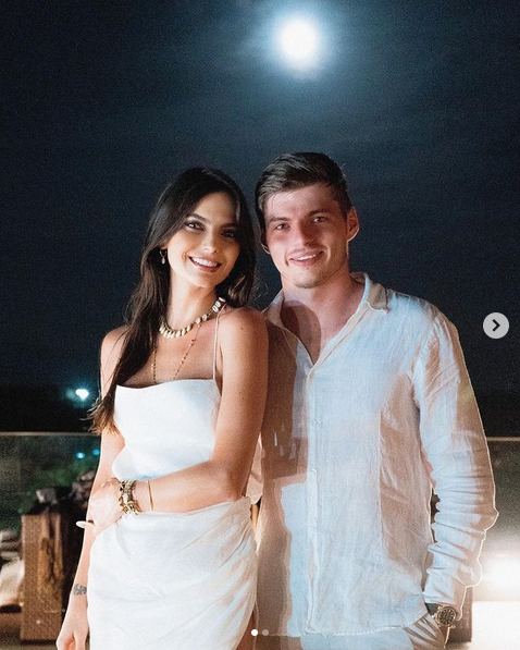 Αυτός είναι 24 χρονών και αυτή 33