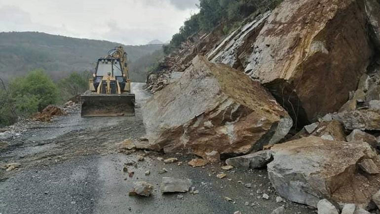 Προβλήματα από τις έντονες βροχοπτώσεις στα Ιωάννινα – Ανεμοστρόβιλος έπληξε την ορεινή Άρτα