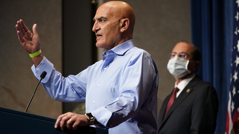 ΗΠΑ: Παραιτήθηκε ο επικεφαλής της επιχείρησης για τον εμβολιασμό του πληθυσμού