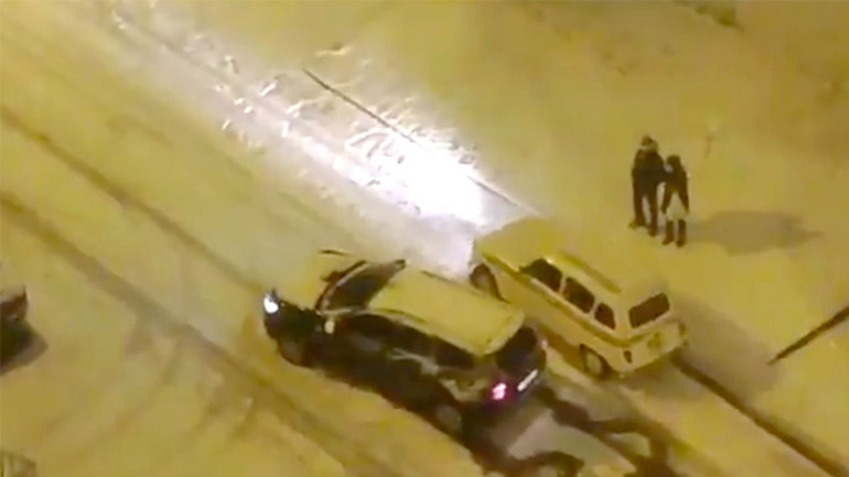 Dacia Duster εναντίον Renault 4L σε χιονισμένο δρόμο