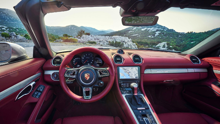 Πανέμορφο εσωτερικό με τη σφραγίδα της Porsche.