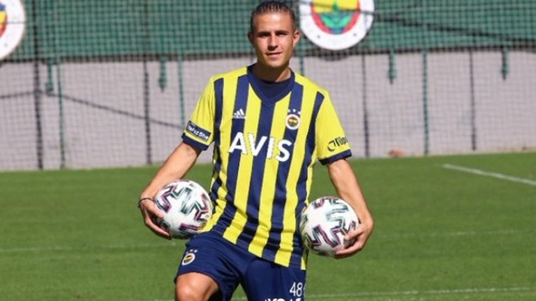 Αποθέωση Πέλκα από τους φίλους της Φενέρμπαχτσε