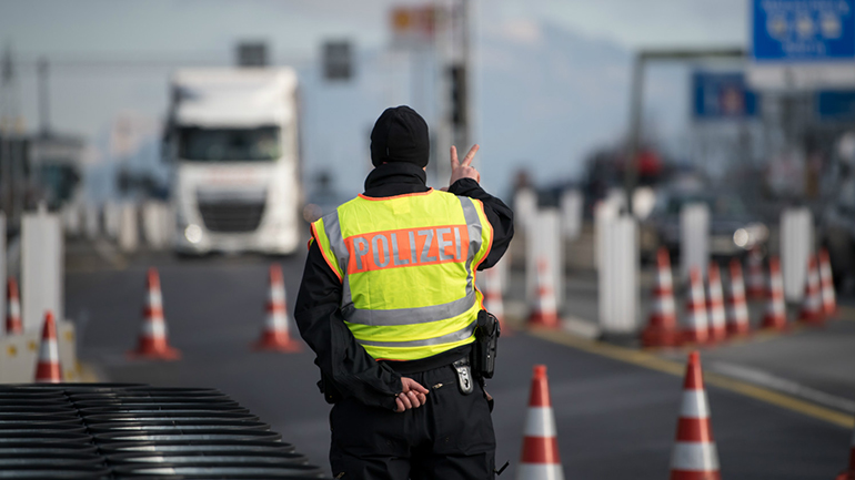 Η Αυστρία κλείνει 45 συνοριακές διαβάσεις προς τη Σλοβακία και την Τσεχία Η Αυστρία κλείνει 45 συνοριακές διαβάσεις προς τη Σλοβακία και την Τσεχία