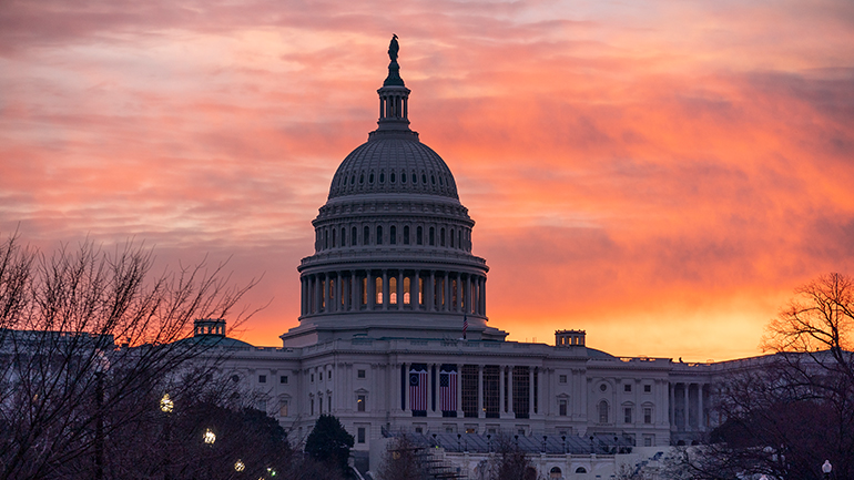 Συνελήφθη άνδρας που συμμετείχε στην επίθεση στο Καπιτώλιο φορώντας μπλούζα που έγραφε “Άουσβιτς”