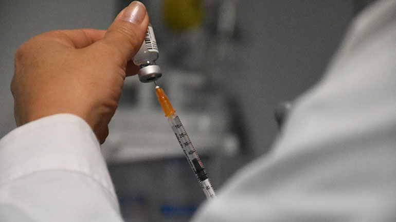 Μόσιαλος: «Οι ασθενείς με σκλήρυνση κατά πλάκας να μην ανησυχούν για τα εμβόλια κατά του Covid-19»