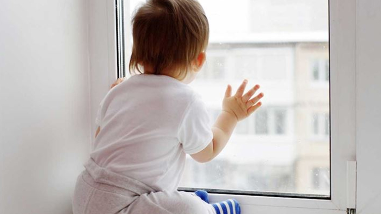 Τα επικίνδυνα αντικείμενα για ένα μικρό παιδί στο σπίτι