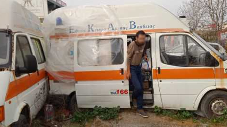 Κρήτη: Σε απόγνωση άστεγος στο Ηράκλειο – «Σπίτι» του ένα παλιό ασθενοφόρο