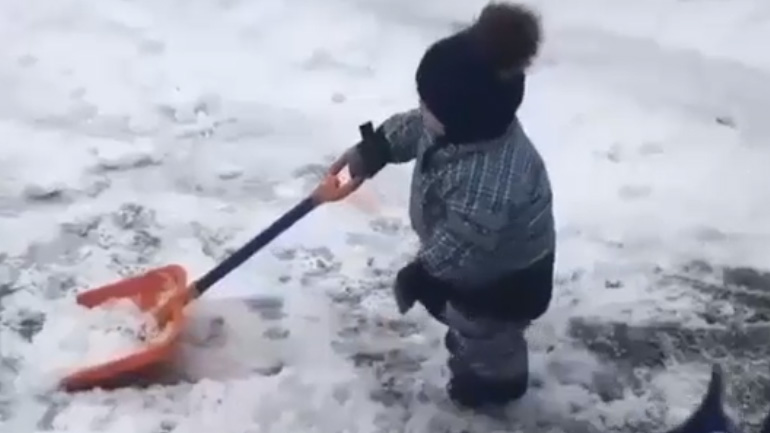 Μικρό αγόρι βοηθά τον μπαμπά του να καθαρίσει το χιόνι Μικρό αγόρι βοηθά τον μπαμπά του να καθαρίσει το χιόνι