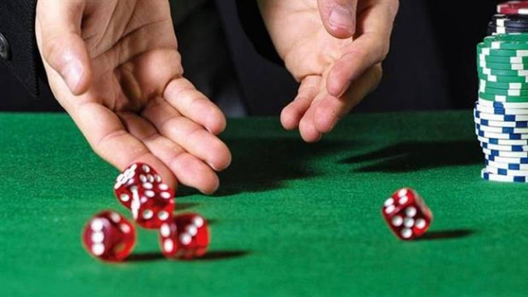 Ρέθυμνο: Έφοδος της ΕΛ.ΑΣ. σε βίλα… με δεκάδες συλλήψεις – Μαζεύτηκαν για… ζάρια