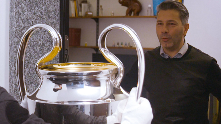 Τυχεροί πελάτες της Nissan παίρνουν το τρόπαιο του Champions League στο σπίτι τους!