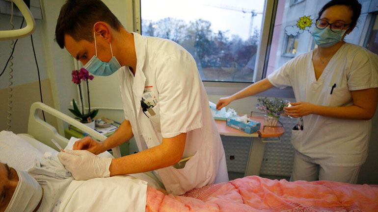 Έκκληση από γηροκομείο στη Γαλλία: Θετικοί στον Covid-19 σχεδόν όλοι οι ηλικιωμένοι κι οι εργαζόμενοι