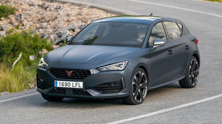 Η υποδοχή φόρτισης βρίσκεται στο εμπρός αριστερό φτερό