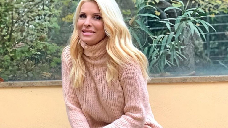 Τα παιχνίδια της Ελένης Μενεγάκη με τη γάτα της στον κήπο του σπιτιού