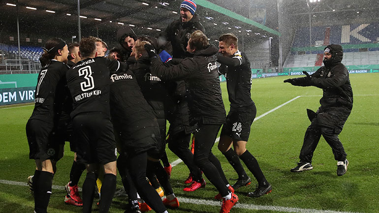 Θύμα έκπληξης η Μπάγερν – Αποκλείστηκε από την Χόλσταϊν Κίελ στο Κύπελλο με ήρωα τον Έλληνα τερματοφύλακα Ιωάννη Γκέλιο