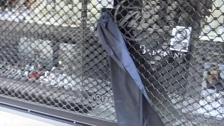 Κρέμασαν μαύρα πανιά στα κλειστά καταστήματά τους οι έμποροι Άρτας