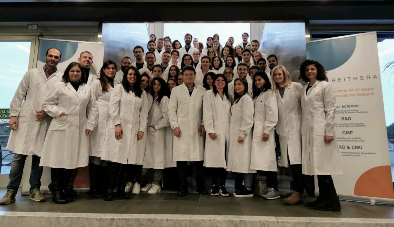 Eπιστημονικό προσωπικό της ιταλικής εταιρείας (φωτογραφία από facebook)