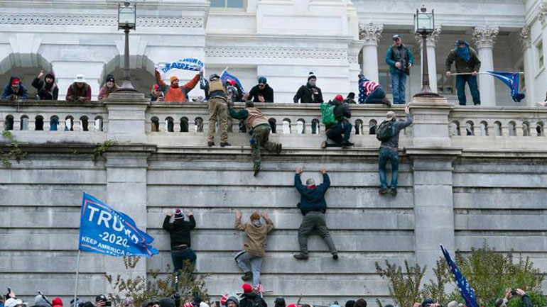 Περισσότερες από 100 συλλήψεις από το FBI για τη βίαιη κατάληψη του Καπιτωλίου