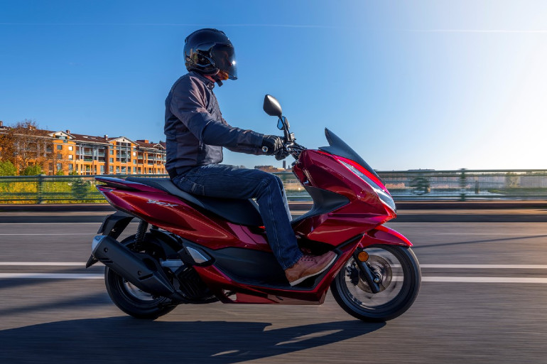 Άψογη οδική συμπεριφορά από το ποιοτικό μικρό scooter της Honda.