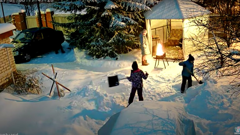 Οικογενειακό μπάρμπεκιου στο χιόνι 