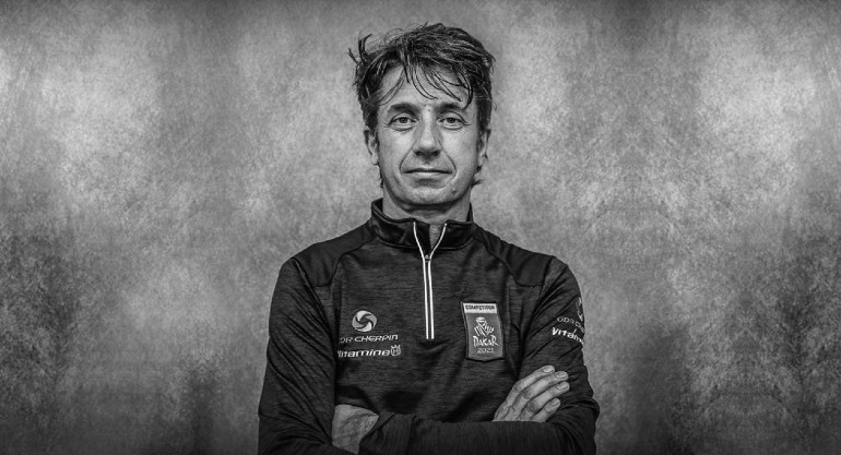 Άνθρωπος της περιπέτειας, ένας ερασιτέχνης με πάθος για τη μοτοσικλέτα.